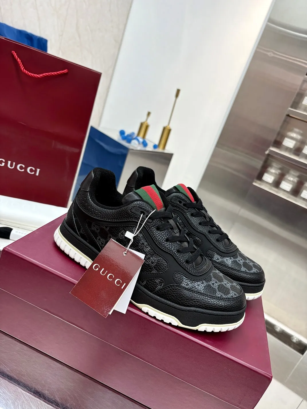 Men's Men's Shoes 💰660 Gucci Gucci's latest hot-selling series of high and low-top distressed couple sneakers are shipped. Original purchase, development and production. This high-low top sneaker adopts a basketball-style silhouette design, cleverly integrated with hollow panels and distressed effects, showing its unique ingenuity. The ingenuity incorporates brand logo details such as interlocking Double G styling accessories and Gucci lettering, a low-key tribute to the brand's design heritage.  ▪️ Fabric: Original customized imported first-layer cowhide ▪️ Lining: Sweat-absorbent and deodorant towel lining ▪️ Sole: Original molded TPU sole ▪️ Sole thickness: 3cm ▪️ Size: Male 39-46 (46 customized)